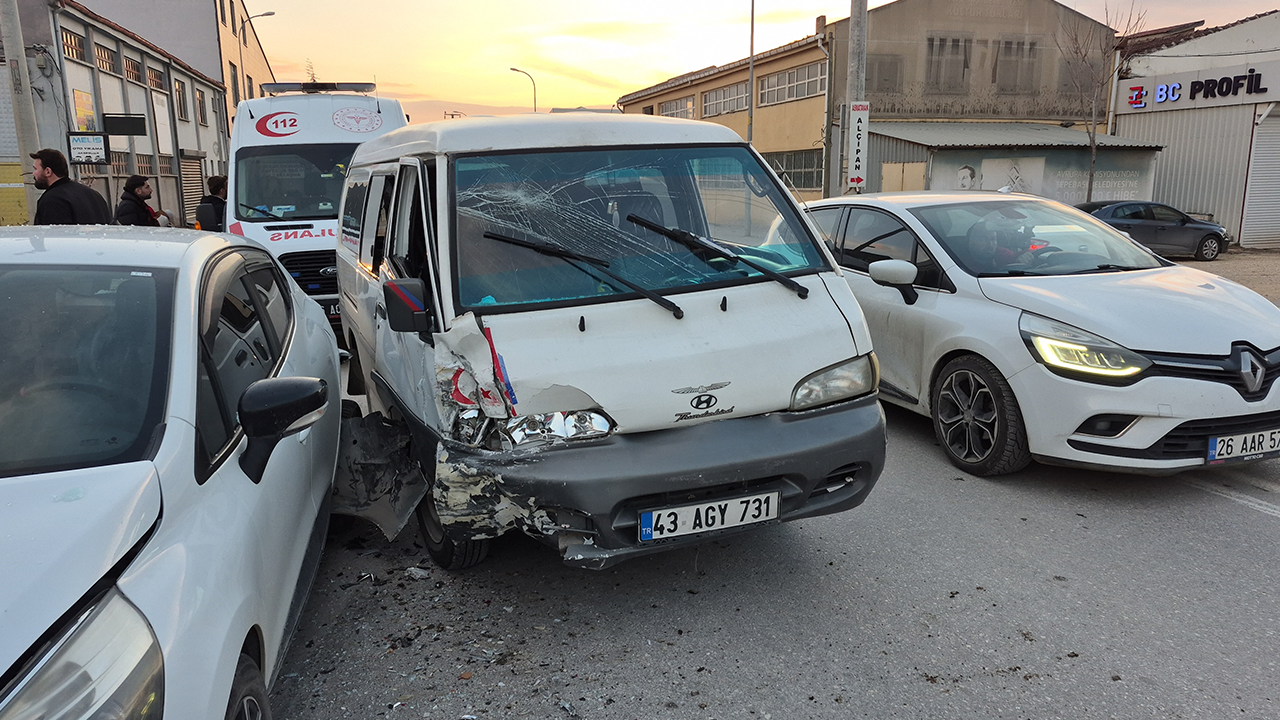 Kazada 2'Si Çocuk 3 Kişi Yaralandı