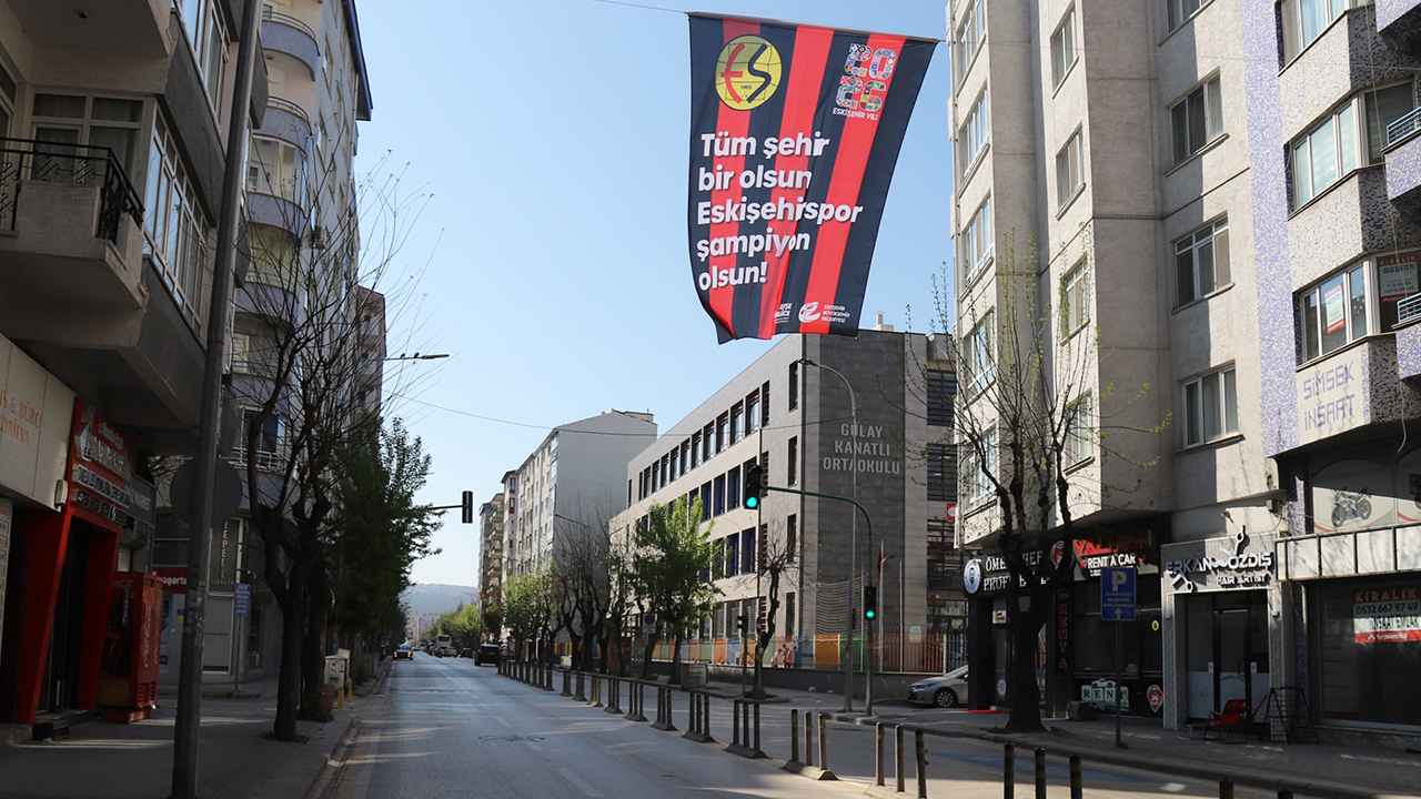 Kentin 26 Farklı Noktasına Eskişehirspor Bayrakları Asıldı