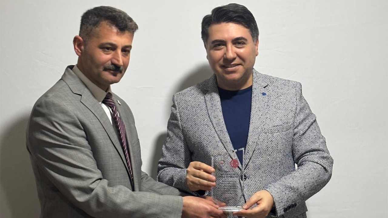 Konferans Sonrası Plaket Takdimi Yapıldı