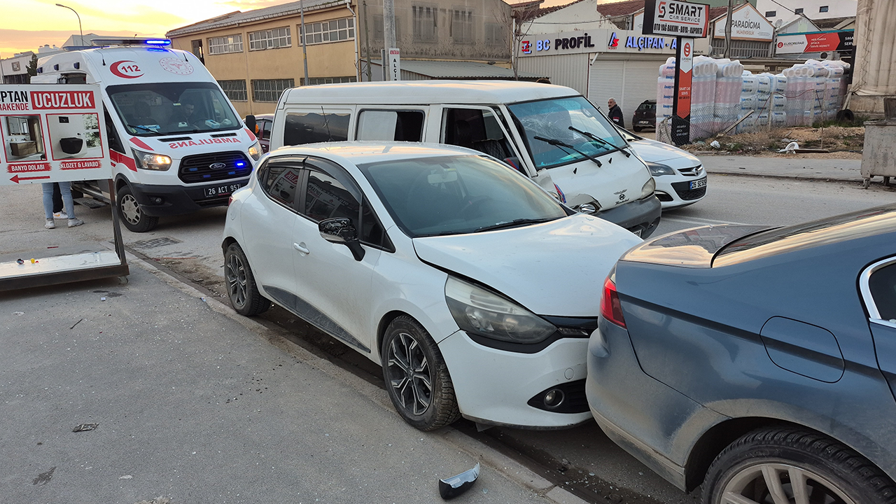 Kontrolden Çıkan Araç Park Halindeki Araçlara Çarptı