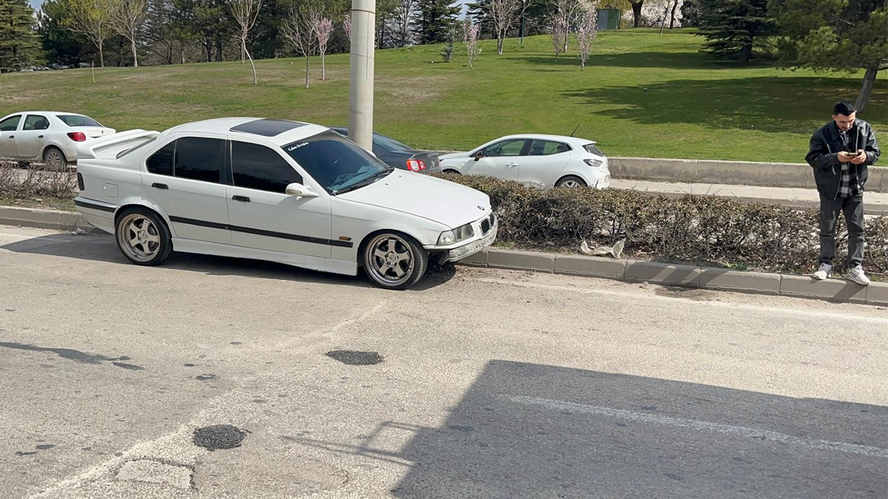 Kontrolden Çıkan Araç Refüje Çıktı