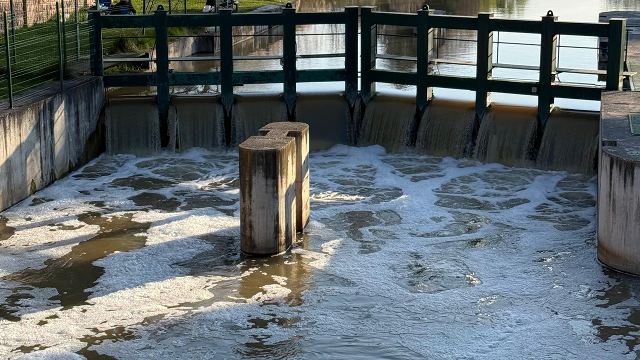 Köpükleri̇n Yağmur Sonrasi Oluştuğu Tahmi̇n Edi̇li̇yor