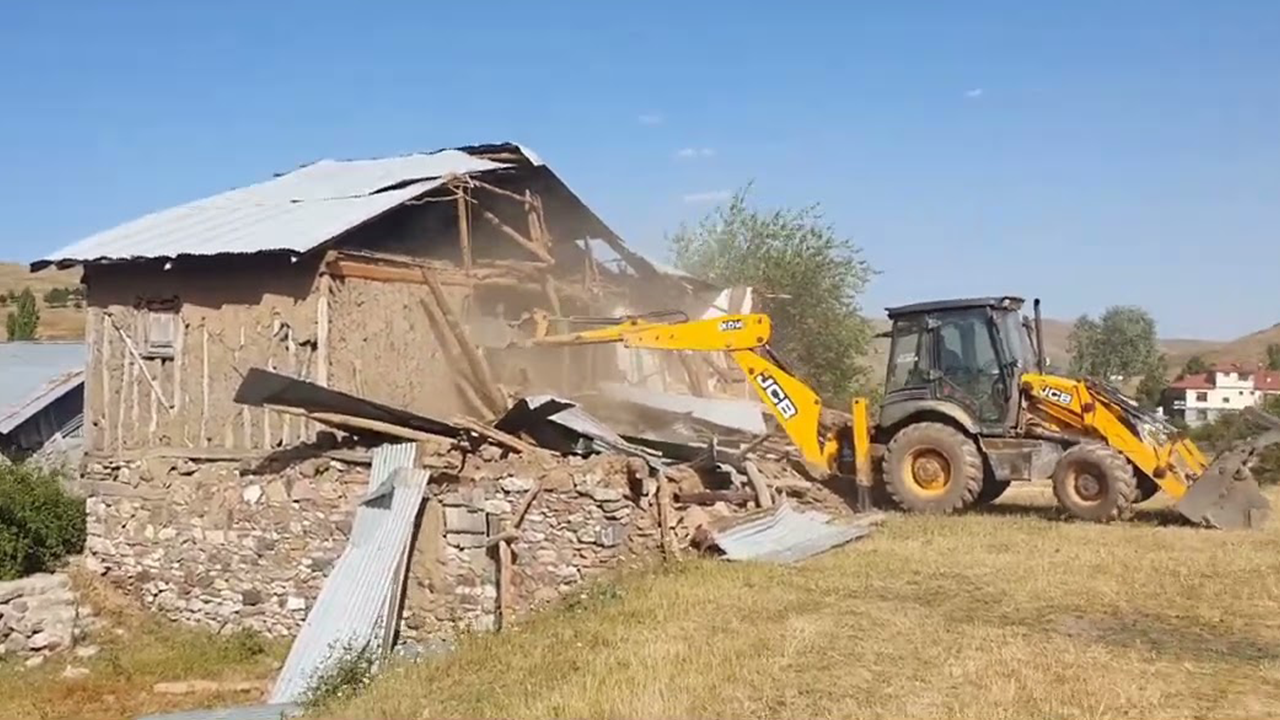 Köyde Bahçesinde Evi Olanlara Kötü Haber! Tek Tek Yıkılacak
