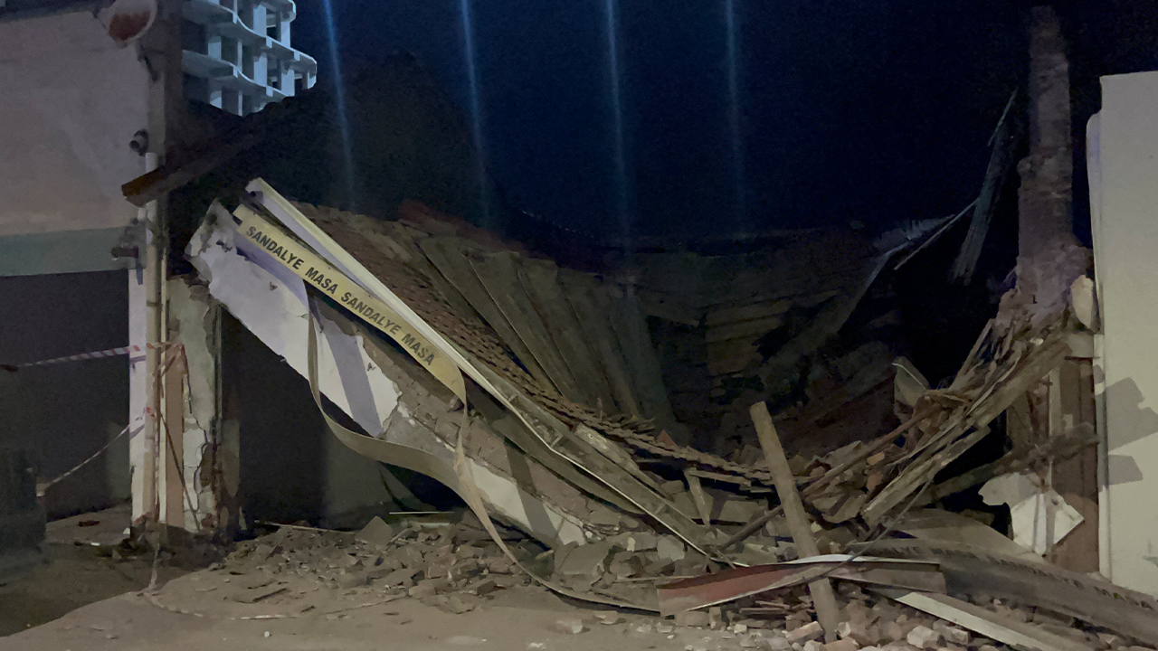 Metruk İş Yeri̇ Adeta Yerle Bi̇r Oldu