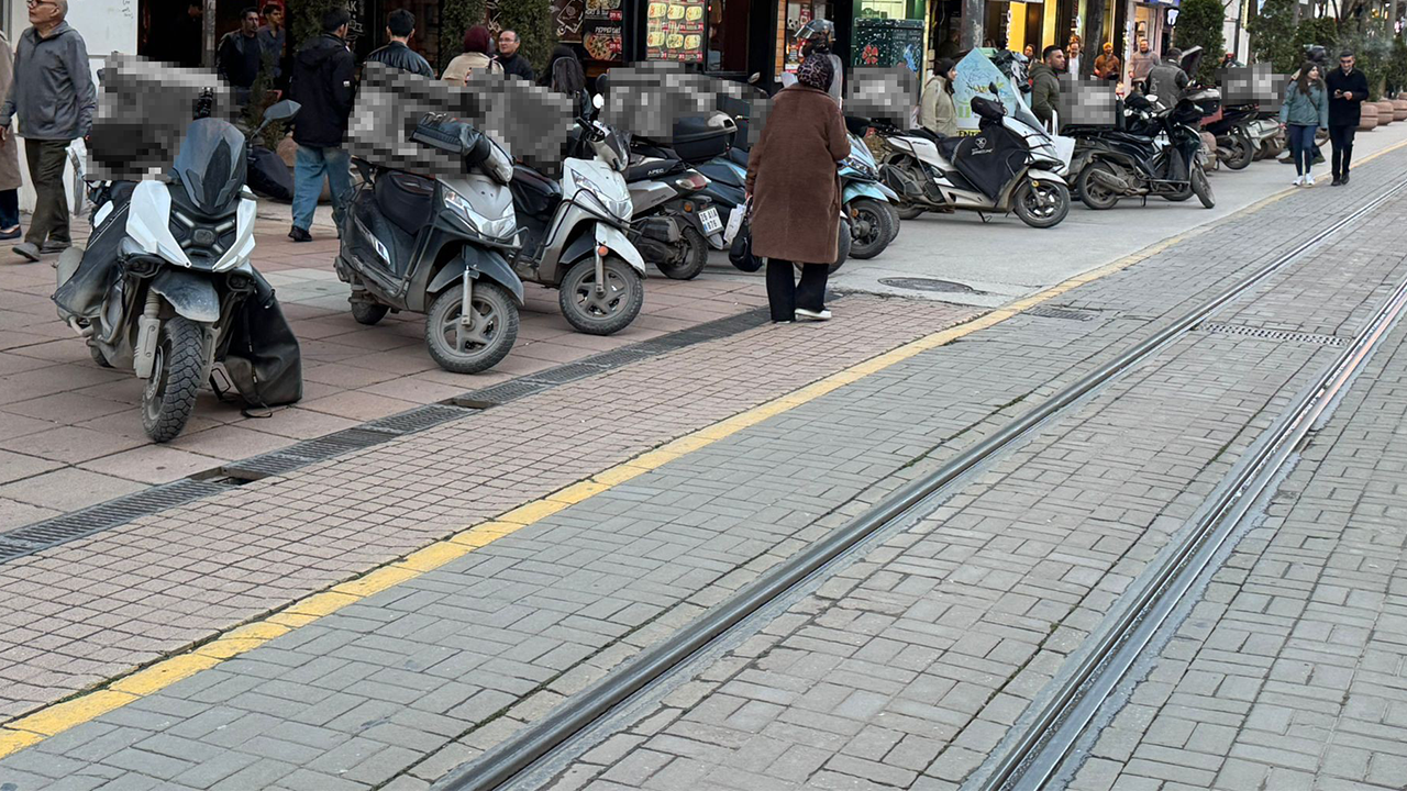 Motosikletler Yaya Geçişlerini Engelliyor