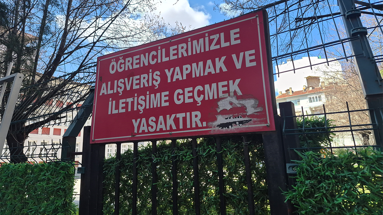 Okul Bahçesine Asılan Uyarı Notu