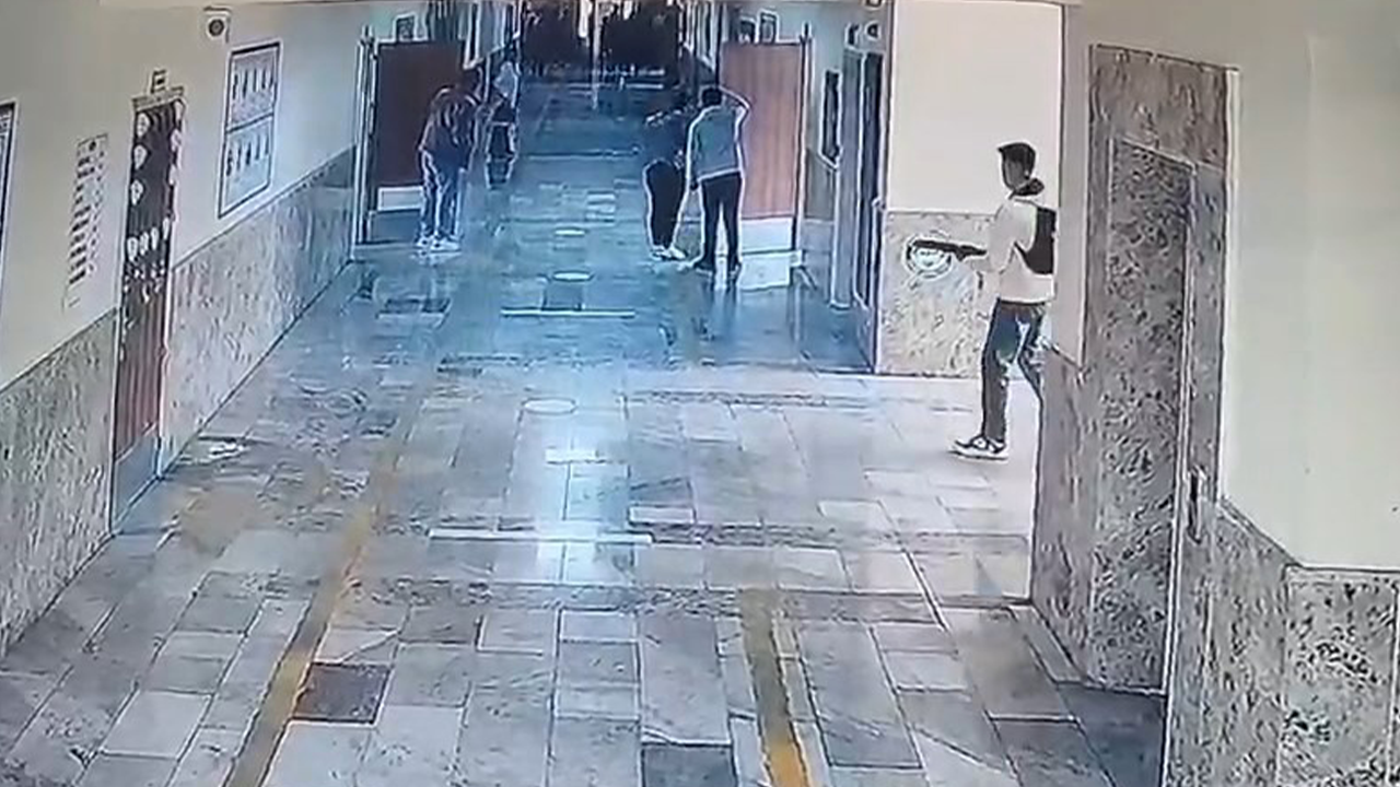 Okula Silahlı Saldırı Anı Kameralara Yansıdı