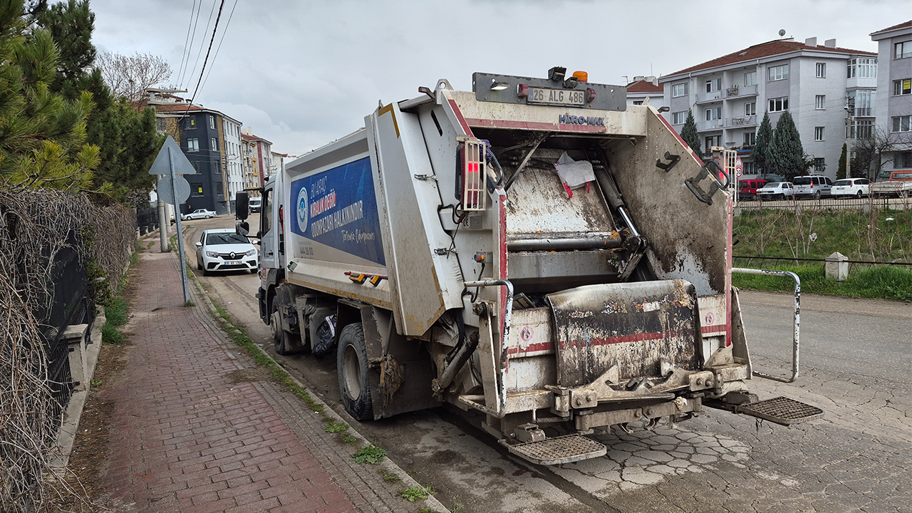 Otomobil Çöp Kamyonuna Çarptı