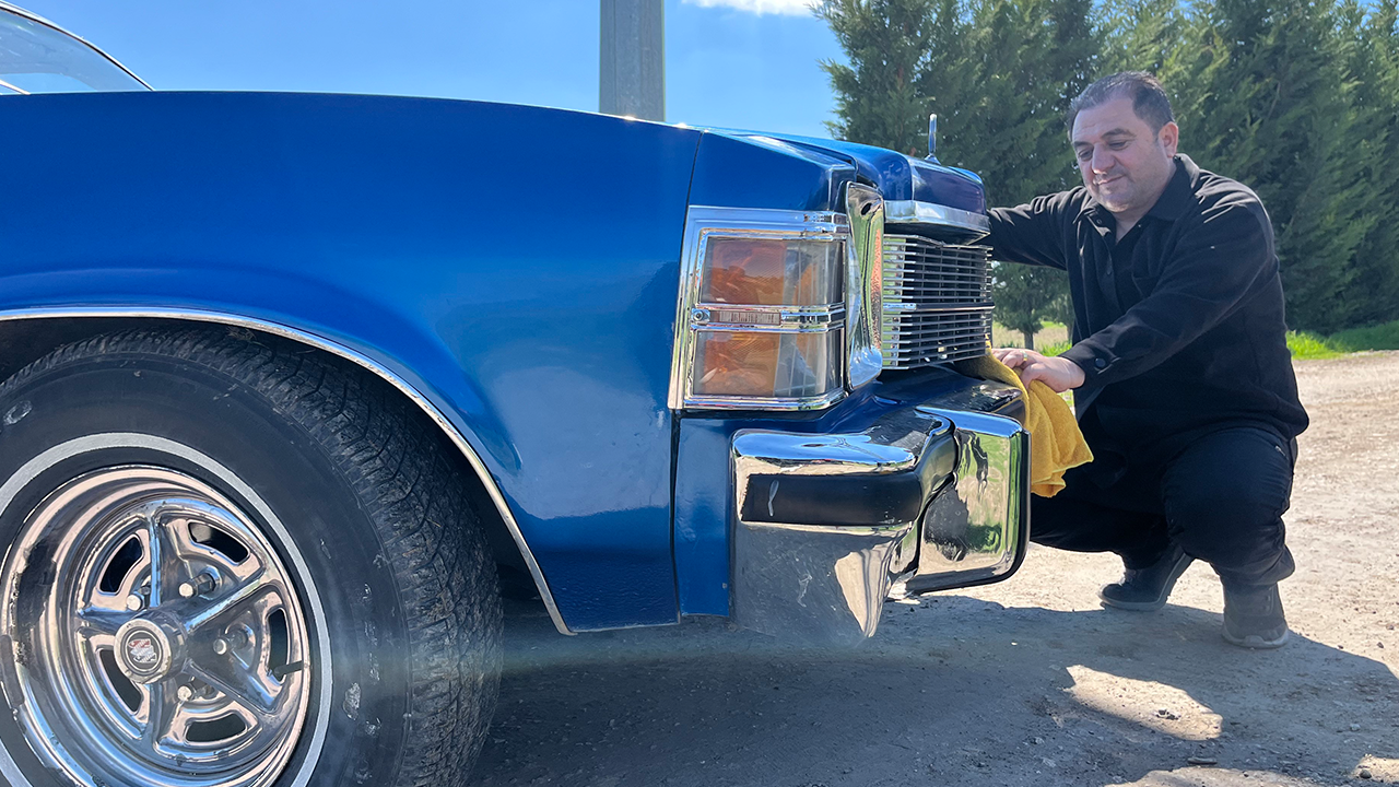 Otomobiline Gözü Gibi Bakıyor