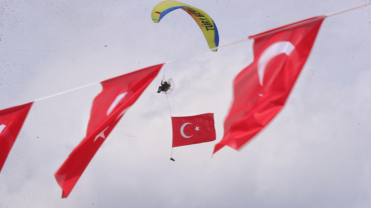 Paramotor Uçuş Gösterisi Düzenlendi