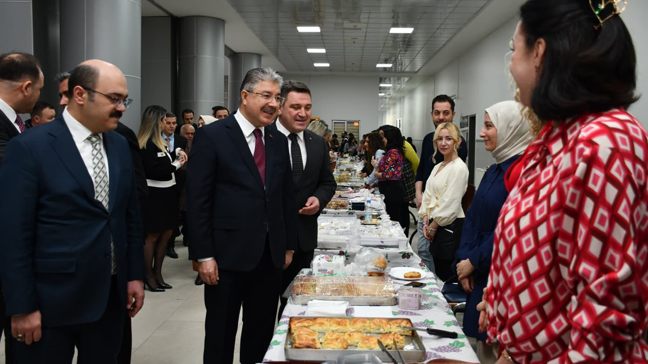 Protokol Üyeleri Stantları Ziyaret Etti
