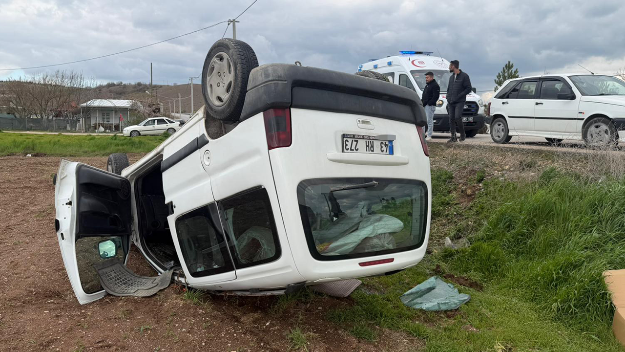 Savrulan Araçtan Eki̇pleri̇n Yardimiyla Çikarildilar