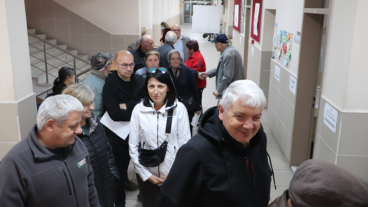 Seçimler Için Uzun Kuyruklar Oluştu