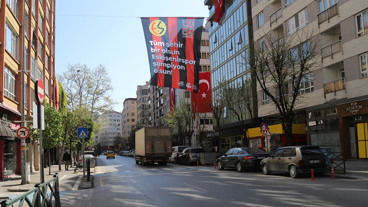 Şehrin Birçok Noktasına Eskişehirspor Bayrakları Asıldı