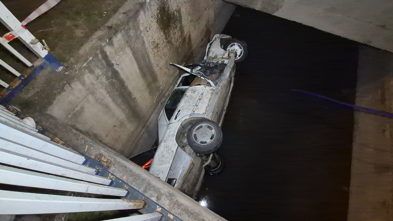 Sulama Kanalına Düşen Araçta Sıkıştılar