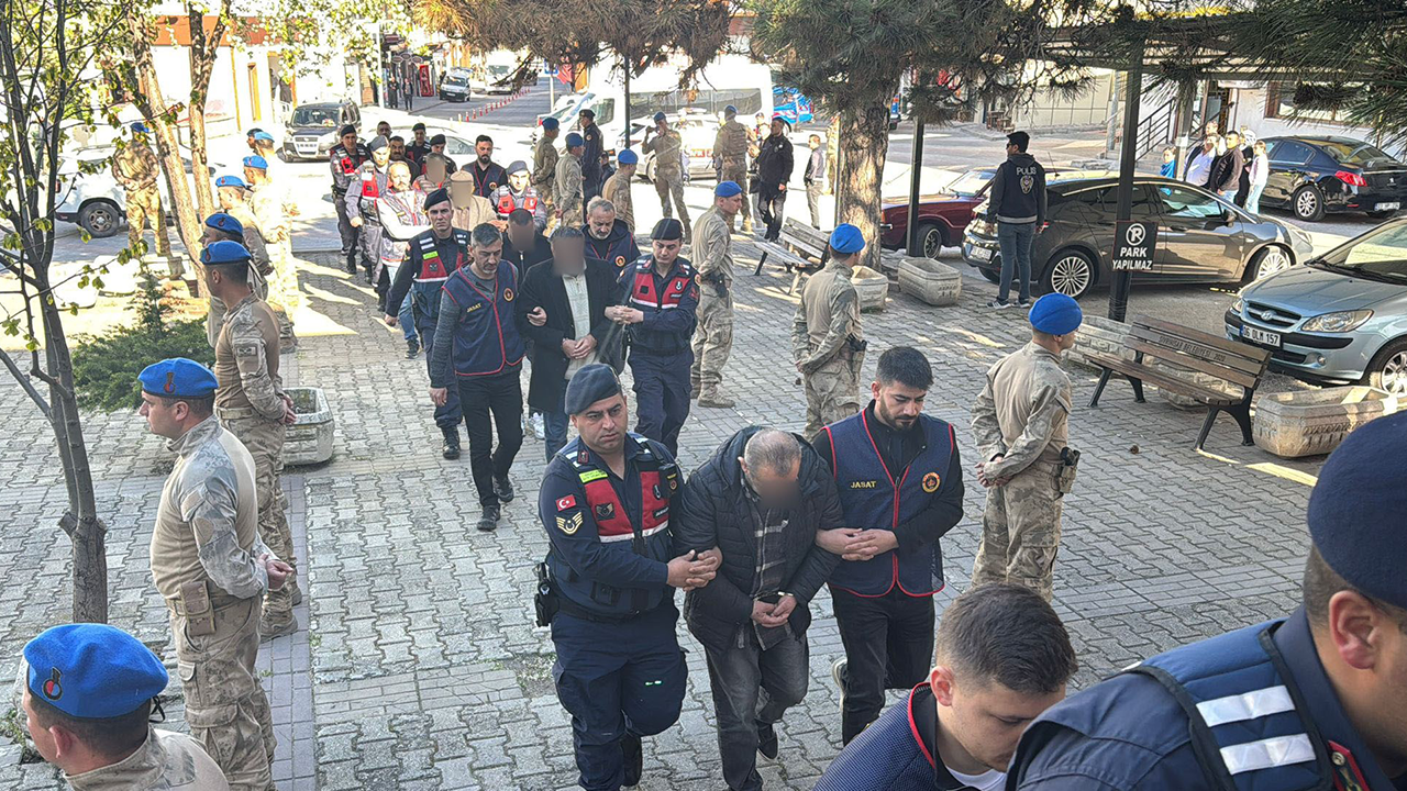 Şüpheli̇ Şahislar Adli̇yeye Geti̇ri̇ldi̇