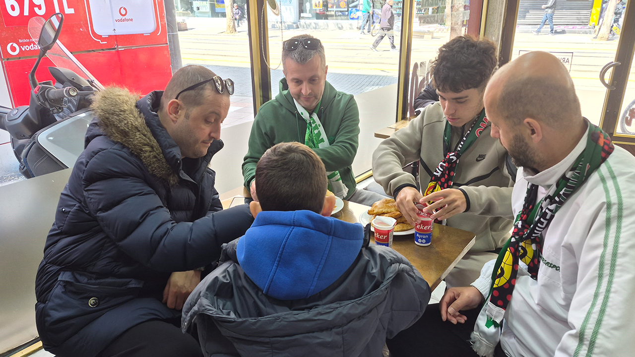 Taraftarlar Kentin Yerel Lezzetlerini Tattı