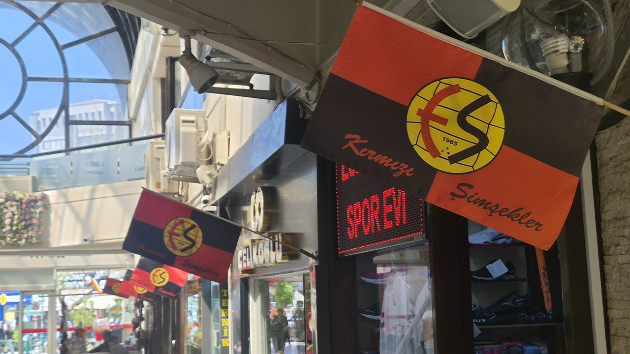 Taşbaşı Çarşısı Siyah Kırmızı Renklere Büründü