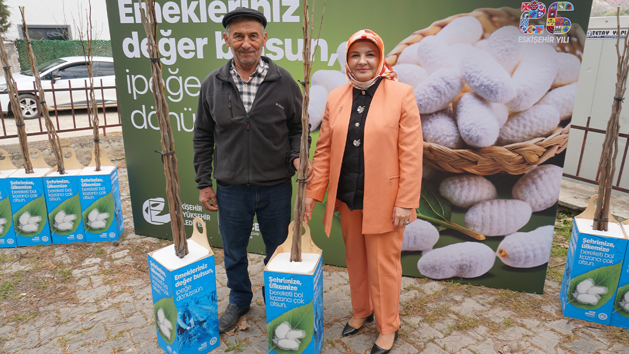 Üreticilere Dut Fidanları Dağıtıldı