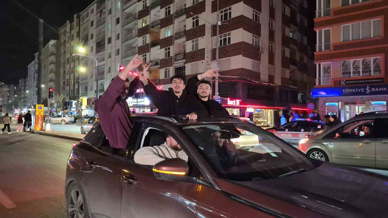 Vatandaşlar Kutlamalar Için Sokaklara Çıktı