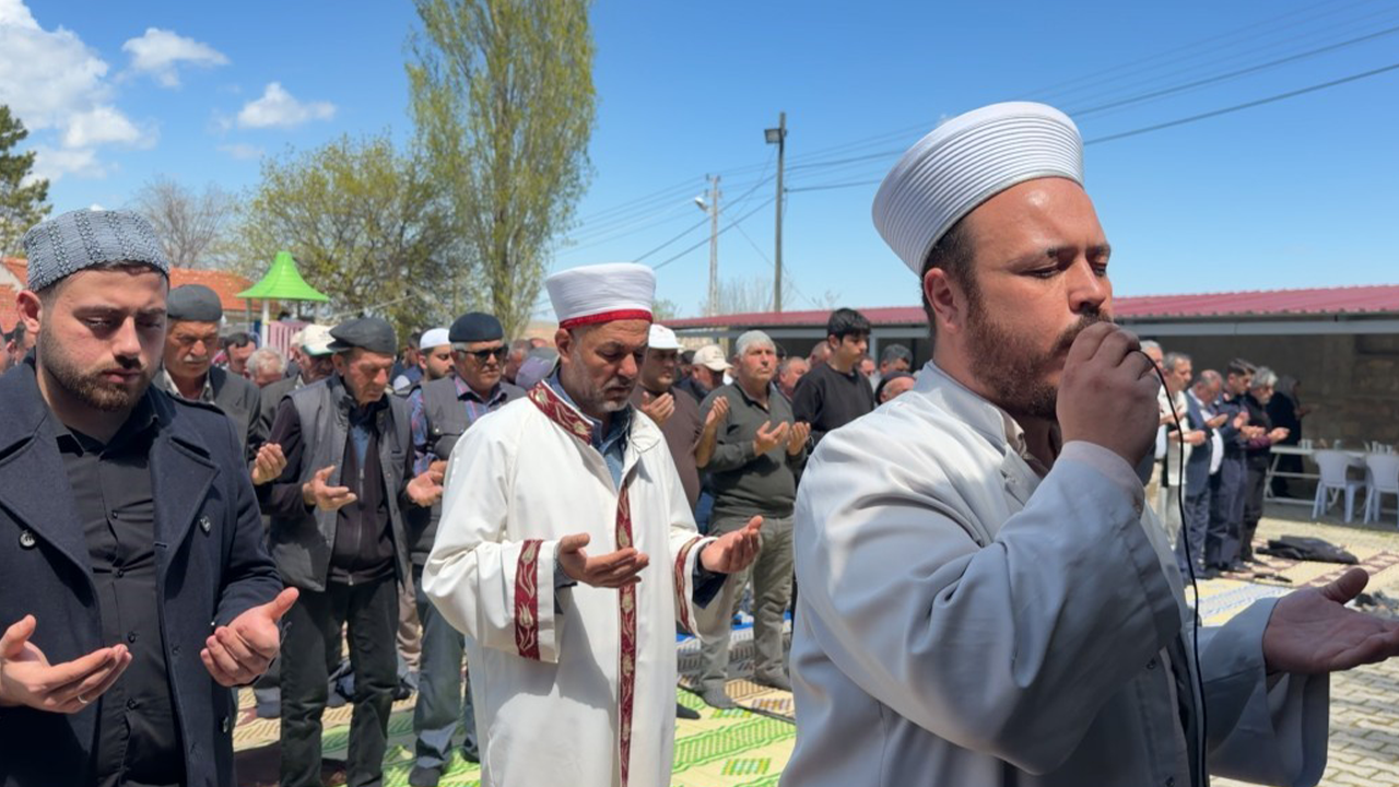 Vatandaşlar Yağmur Ve Şükür Duasında Buluştu