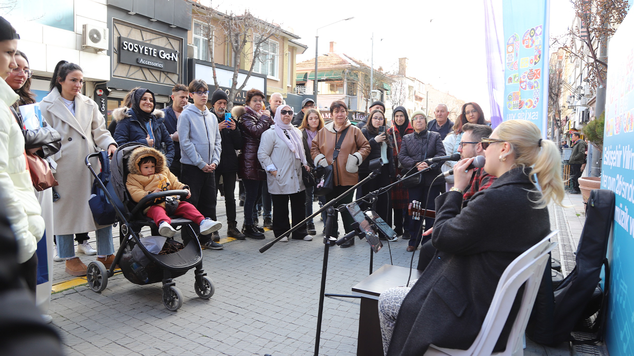 Vatandaşlardan Sokakta Müzi̇k Etki̇nli̇ği̇ne Yoğun İlgi̇