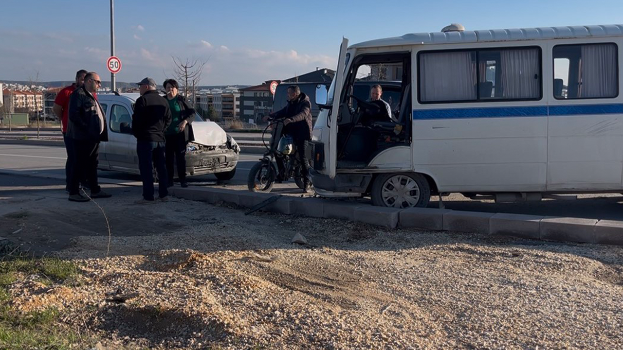 Zincirleme Kazada Minibüs Ters Şeride Girdi