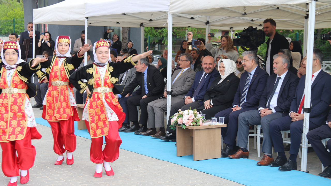 Açılış Töreninde Öğrencilerden Renkli Gösteriler