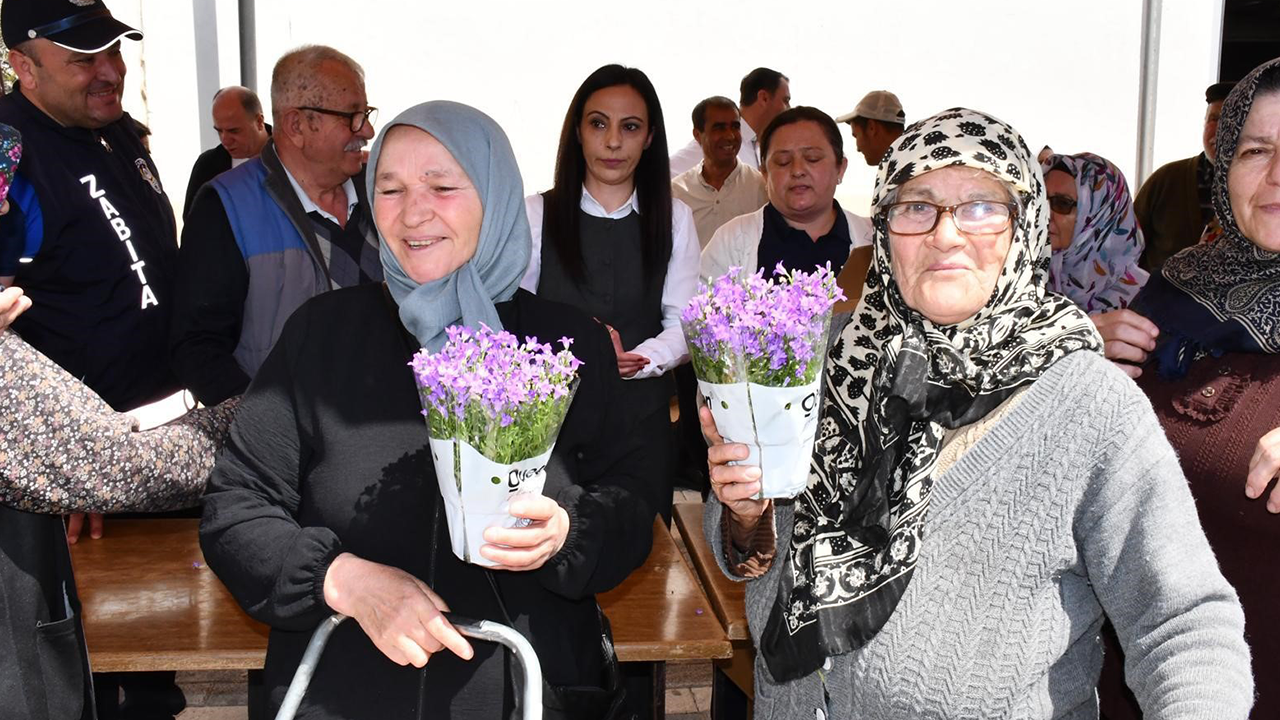 Anneler Günü'ne Özel Bin Adet Çiçek Dağıtıldı
