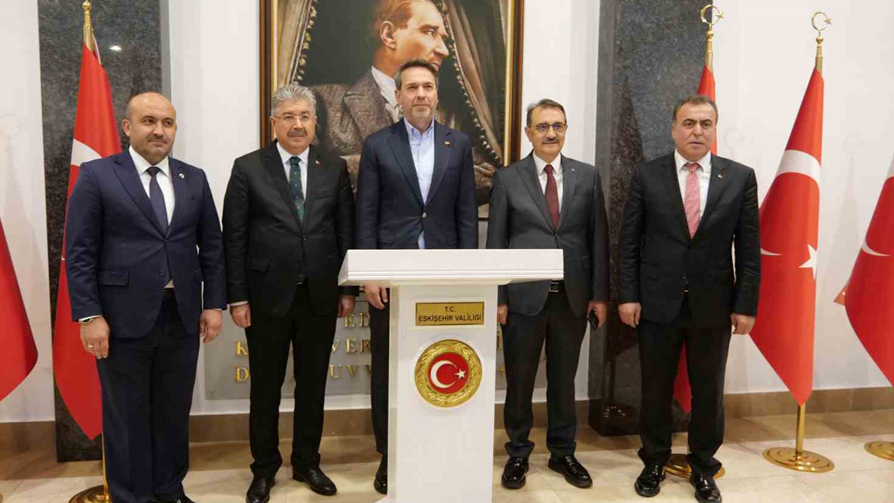 Bakan Bayraktar Eski̇şehi̇r Vali̇li̇ği̇ni̇ Zi̇yaret Etti̇