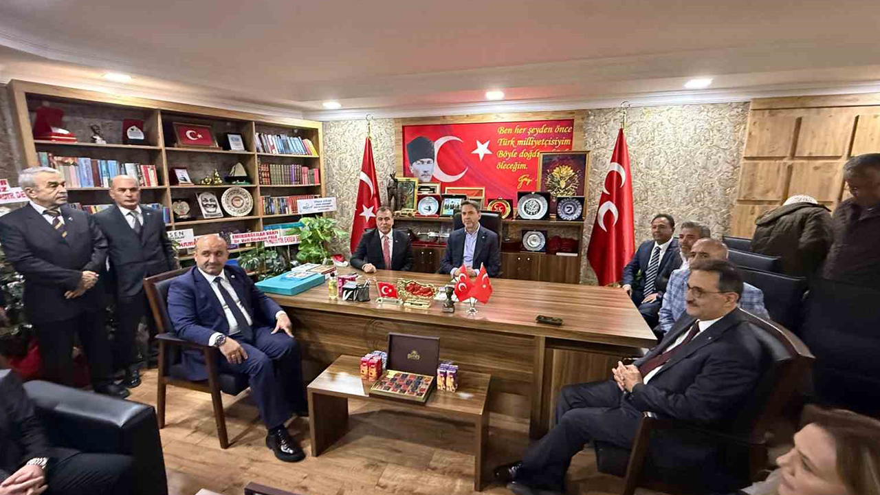 Bakan Bayraktar Mhp İl Başkanliğini Zi̇yaret Etti̇