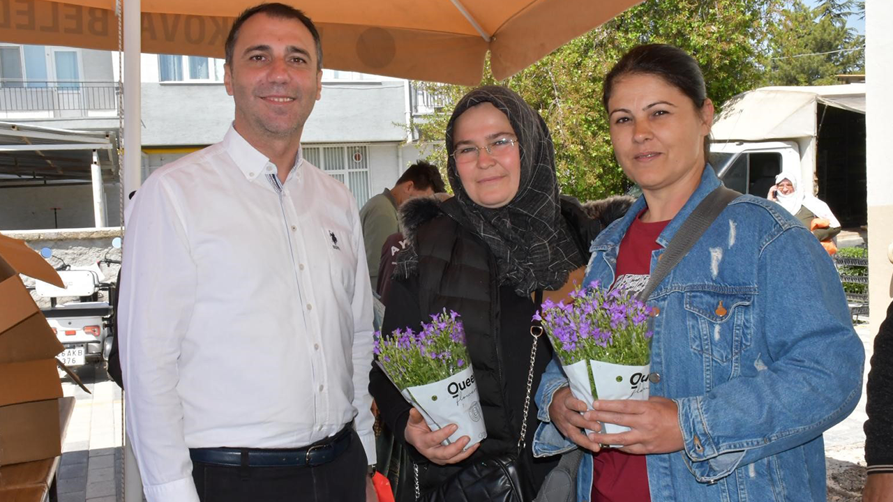 Başkan Karabacak Anneler Günü Etkinlikleri Kapsamında Çiçek Dağıttı