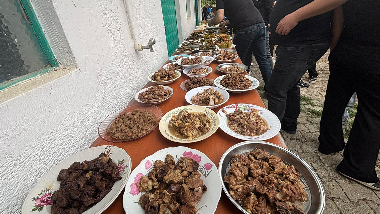 Bayram Nedeni̇yle Geni̇ş Sofralar Kuruldu