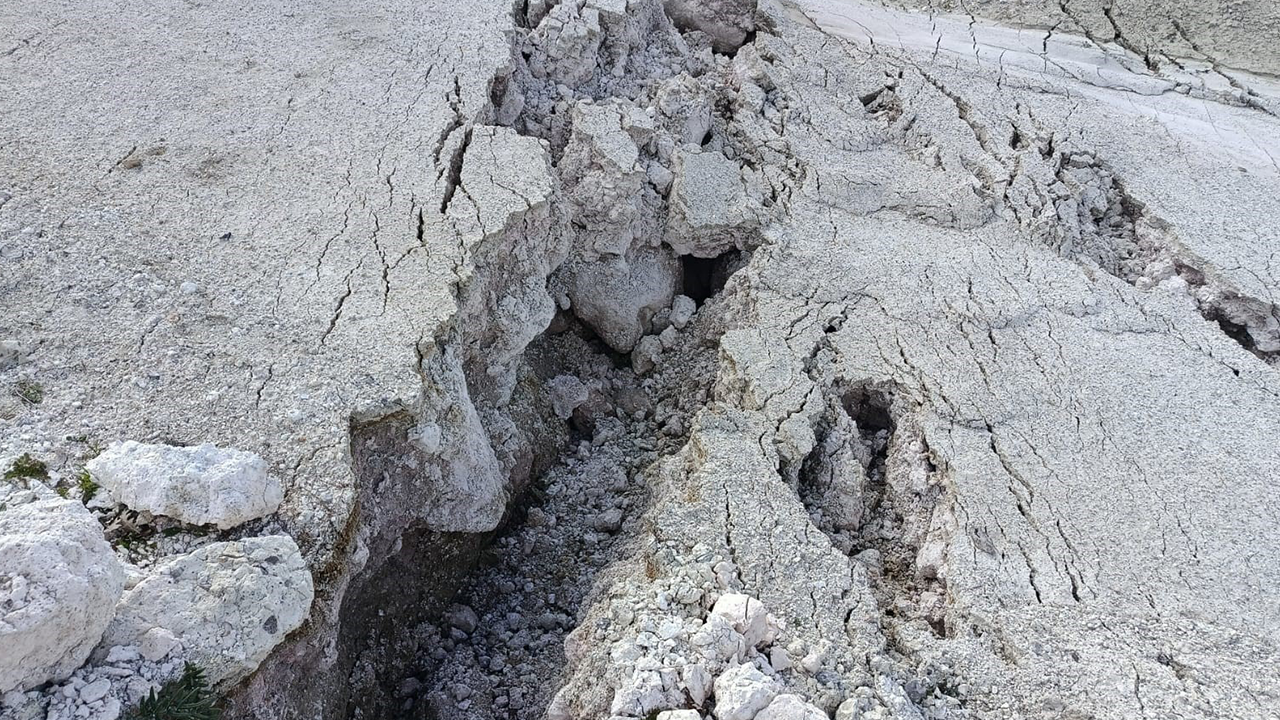 Bölgedeki Yarıklar Çevre Sakinlerini Tedirgin Etti