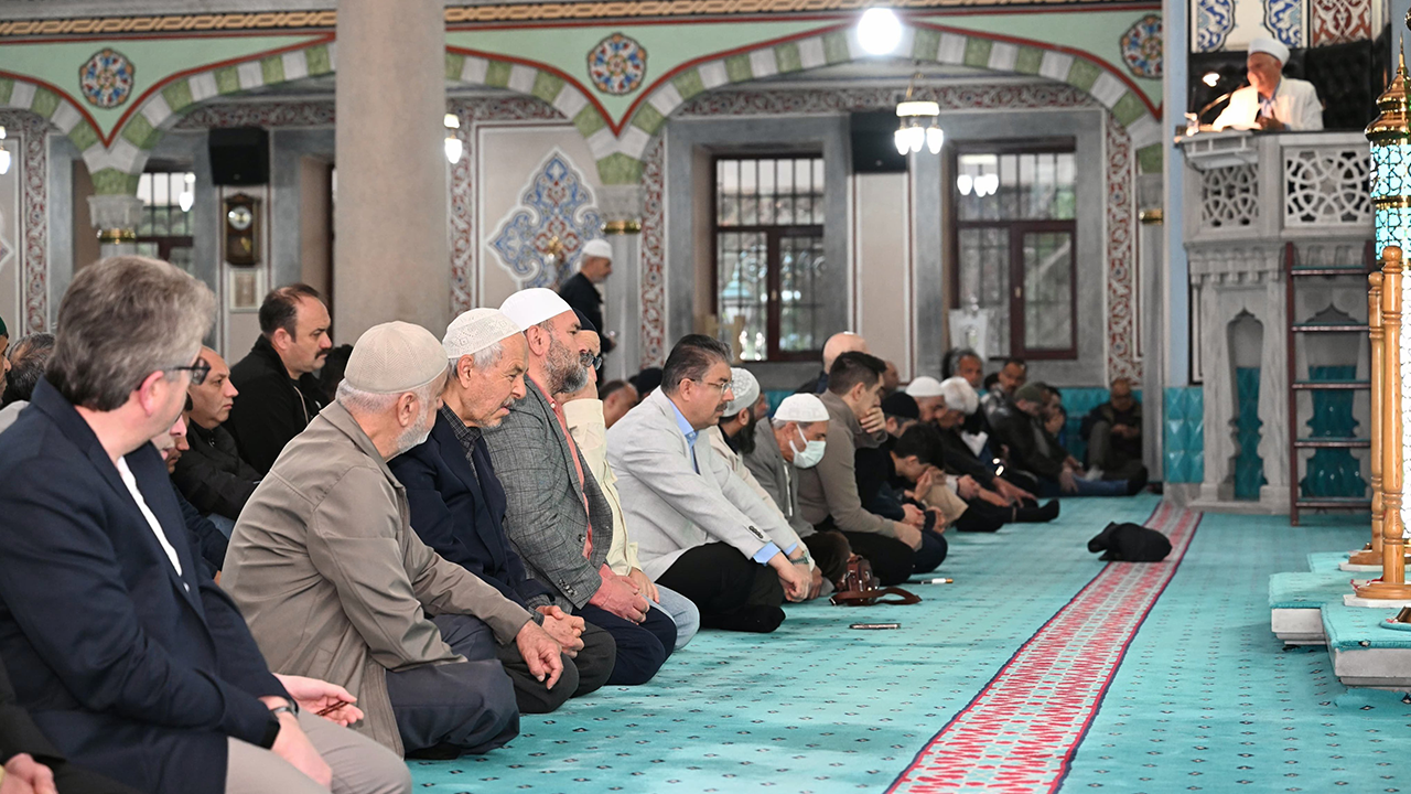 Camilerde Bayram Namazı Eda Edildi