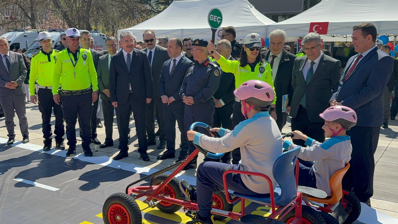 Çocuklara Trafik Eğitimi Uygulamalı Olarak Verildi
