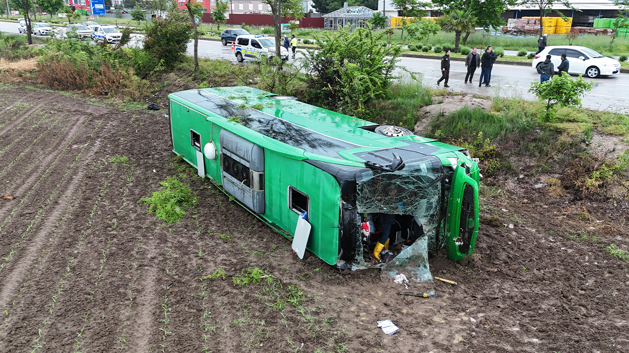 Devrilen Otobüsteki 46 Kişi Yaralandı