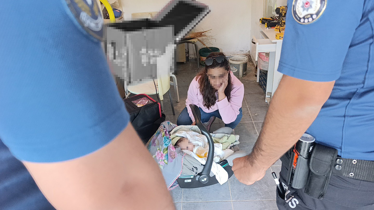 Ekipler Anne Ve Bebeği Ile Karşılaştı