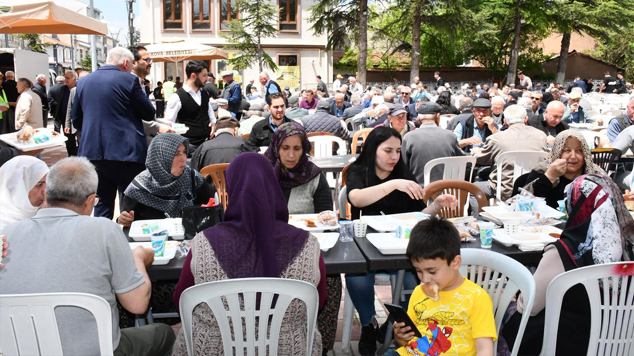 Eskişehir’de Binlerce Kişi Yağmur ve Şükür Duasında Buluştu!