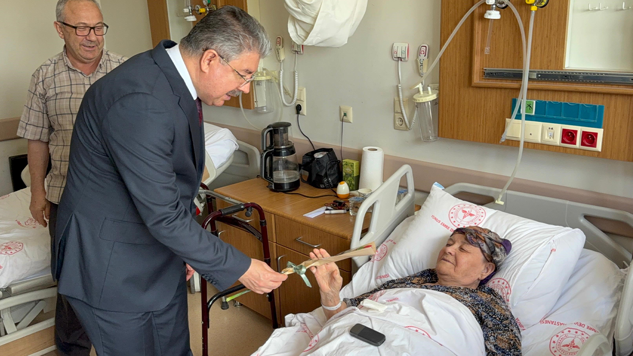 Hastane Ziyareti Kapsamında Çiçek Takdimi Gerçekleştirildi