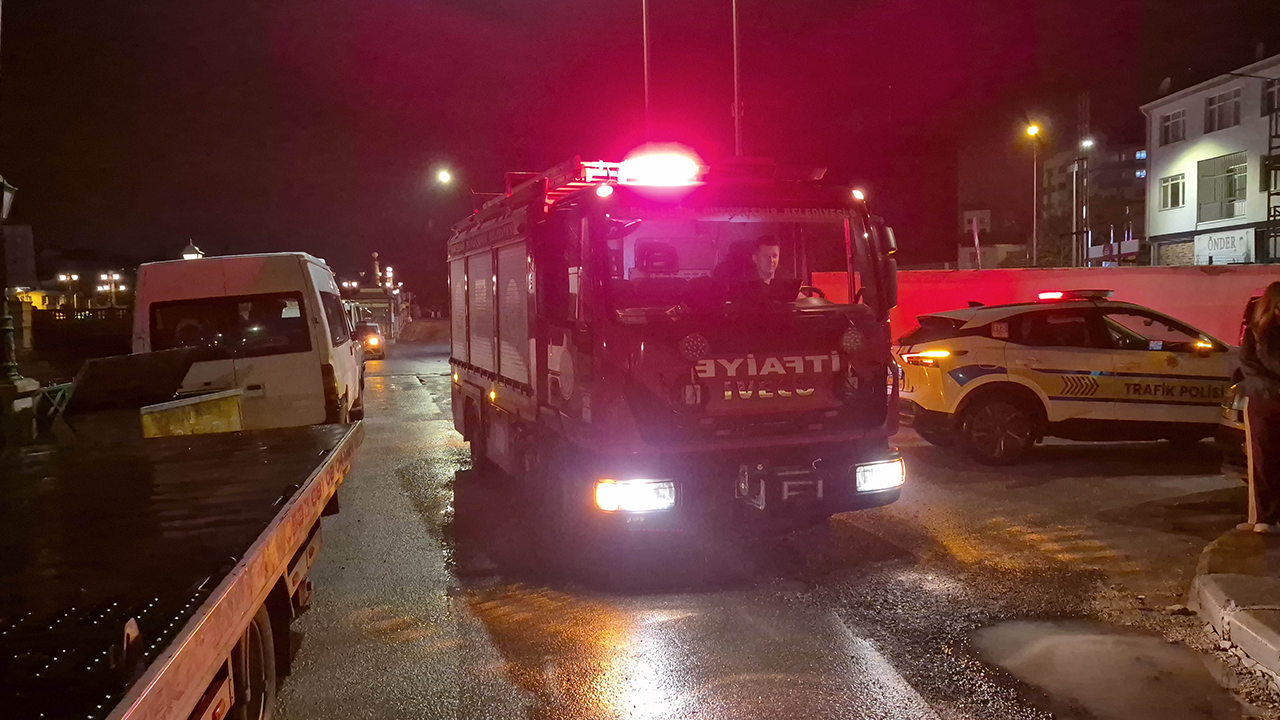 İtfai̇ye Eki̇pleri̇ Araç Yanginina Müdahale Etti̇
