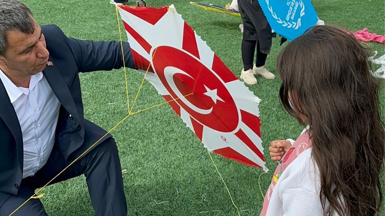 Katilimcilara Ücretsi̇z Uçurtma Dağitildi