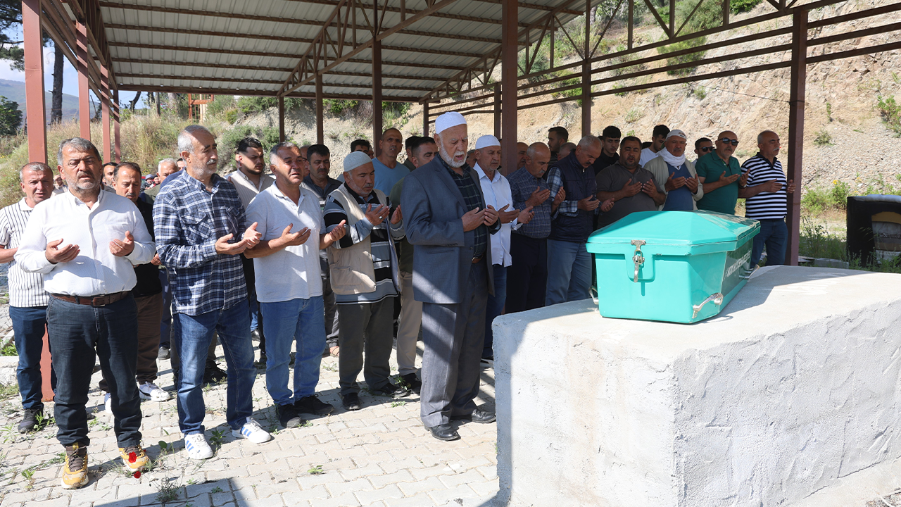Küçük Çocuk Gözyaşları Içinde Toprağa Verildi