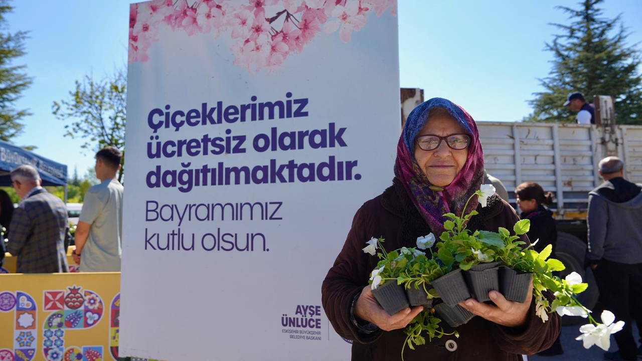 Mezarliklarda Ücretsi̇z Çi̇çek Dağitimi Yapildi