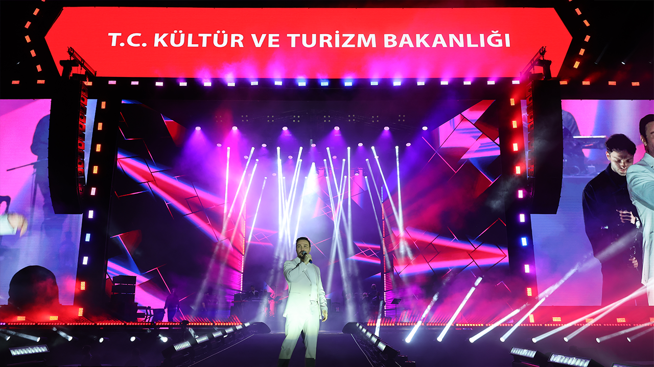 Sinan Akçıl'dan Eskişehir'de Coşkulu Konser