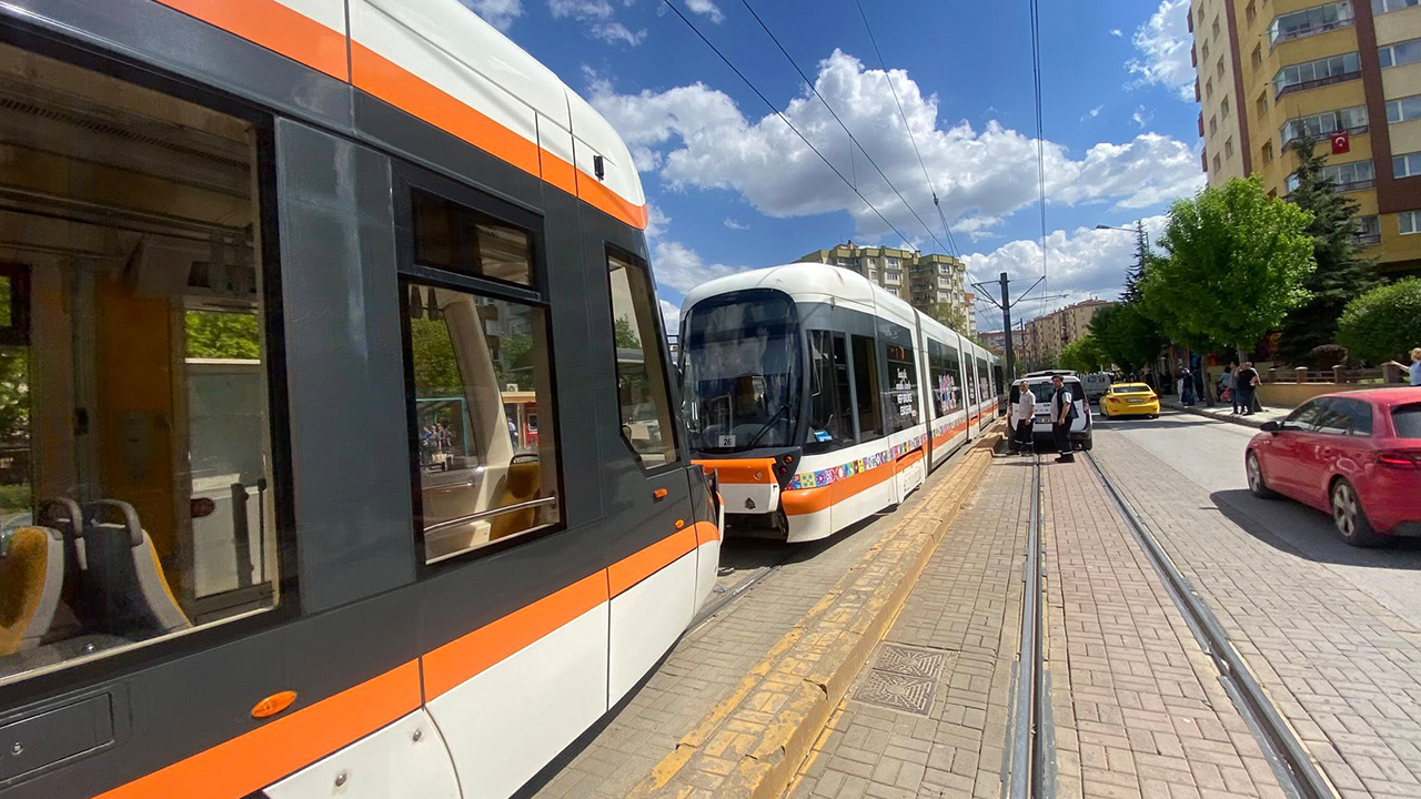 Tramvay Seferleri̇ Ariza Nedeni̇yle Durdu