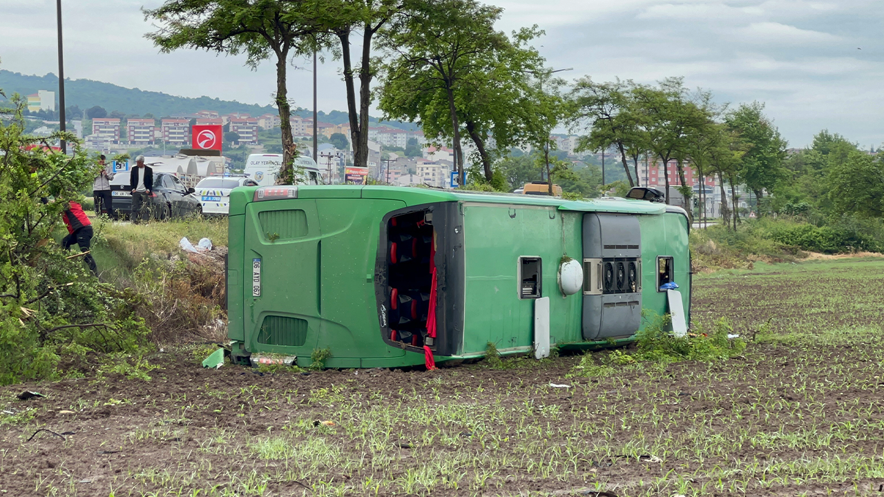 Tur Otobüsü Yol Kenarına Savruldu