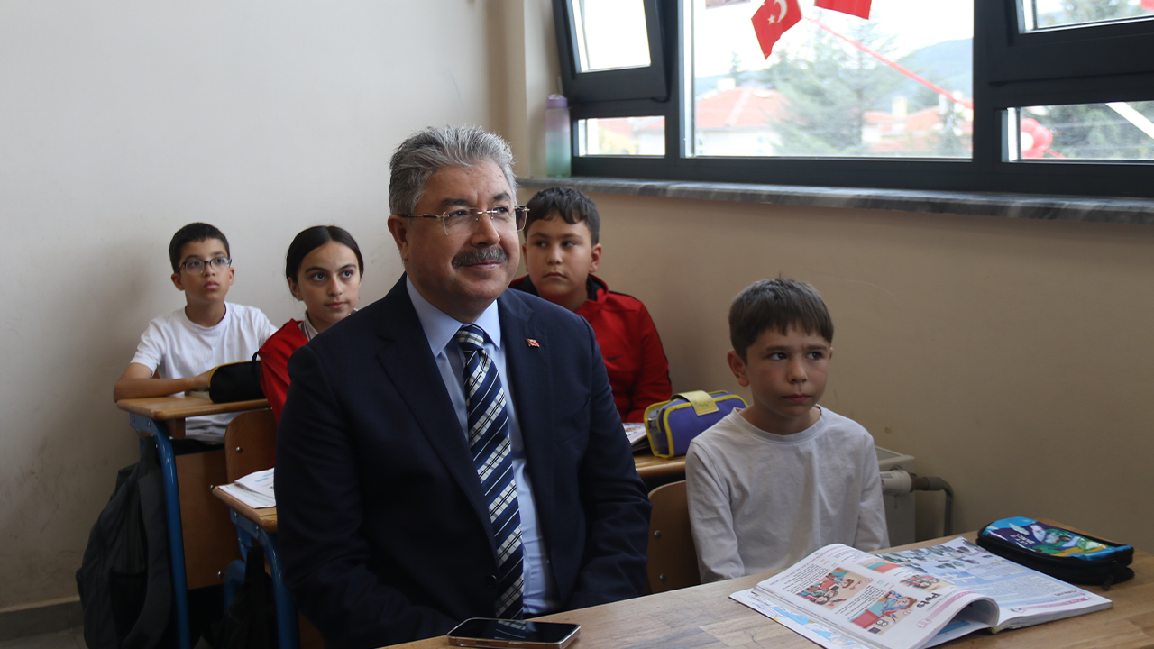 Vali Yılmaz Açılışta Sınıfları Ziyaret Etti