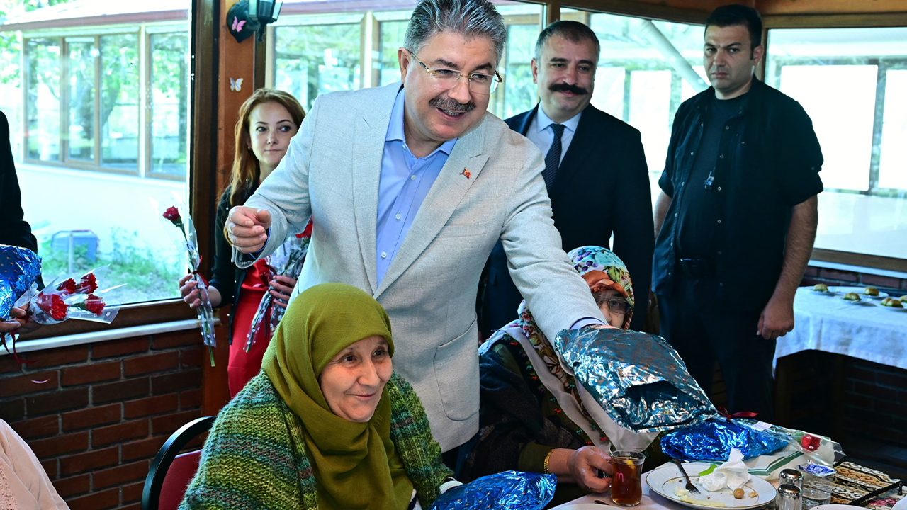 Vali Yılmaz Anneler Günü Programına Katıldı