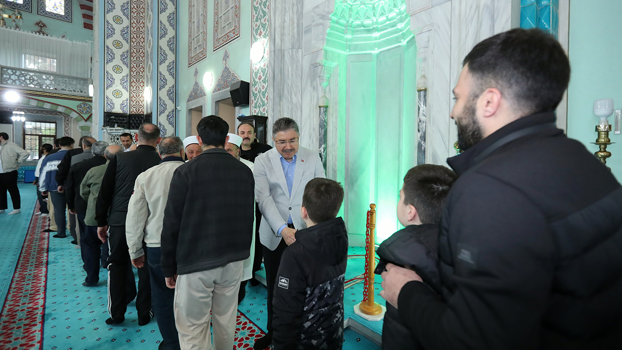 Vali Yılmaz Namaz Sonrası Cemaatle Bayramlaştı